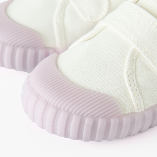 Кецове, цвят: Бял