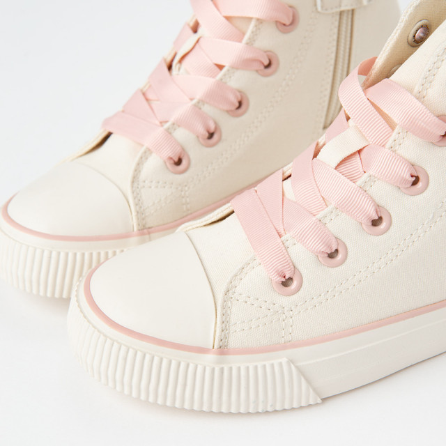 Кецове, цвят: Мръсно бял