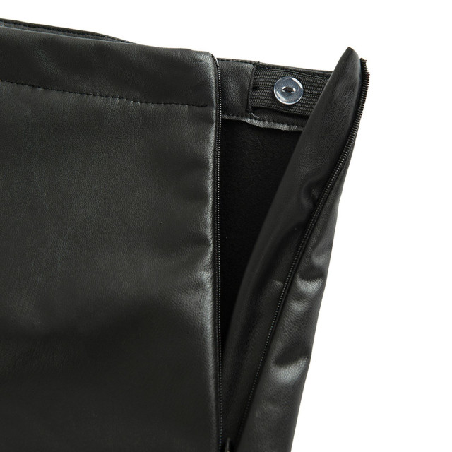 Пола, цвят: Черен