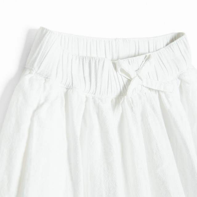 Пола, цвят: Бял