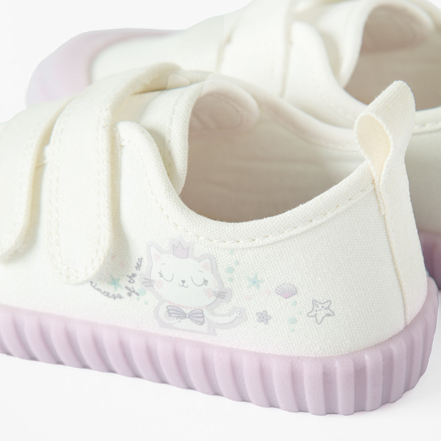 Кецове, цвят: Бял